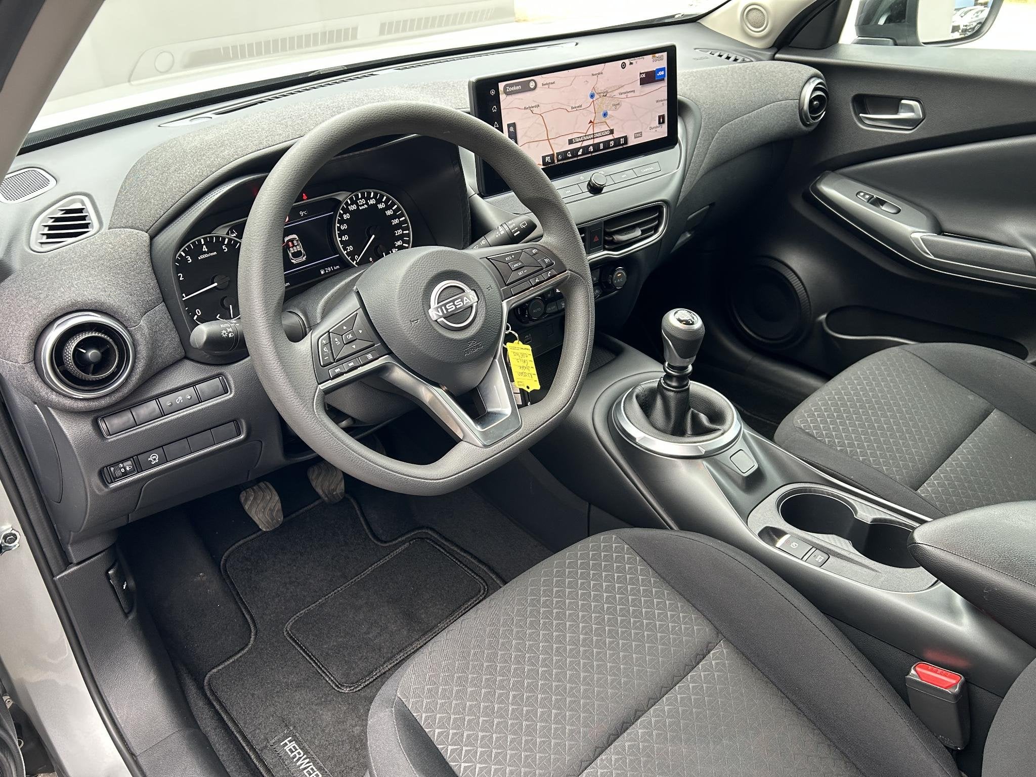 Foto 18 van Nissan Juke 1.0 DIG-T Acenta Handgeschakeld / Allseason band