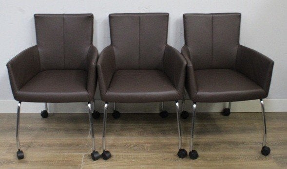 Drie leren bureau eetkamer stoelen op wieltjes bruin, Ophalen, Bruin, Zo goed als nieuw, Bureaustoel