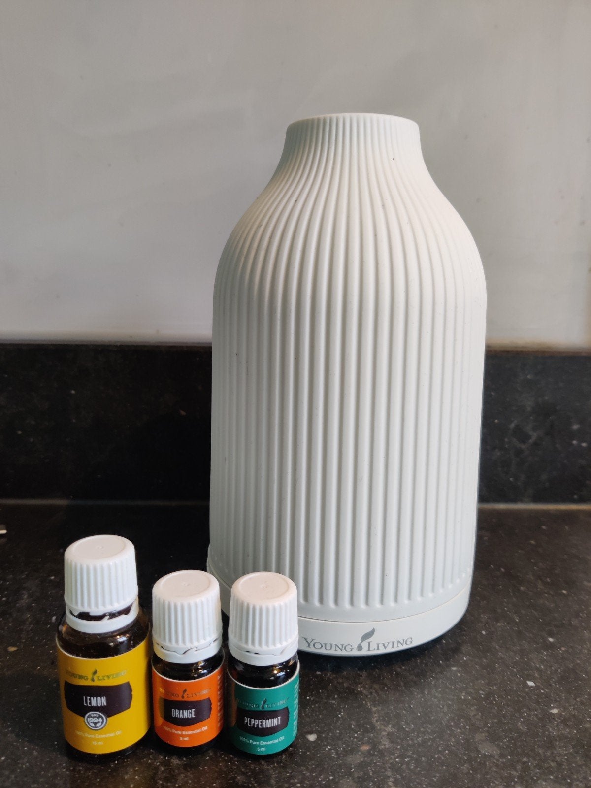 Young Living Adobe Mist diffuser + 3 etherische oliën, Ophalen of Verzenden, Zo goed als nieuw, Wit, Steen/keramiek