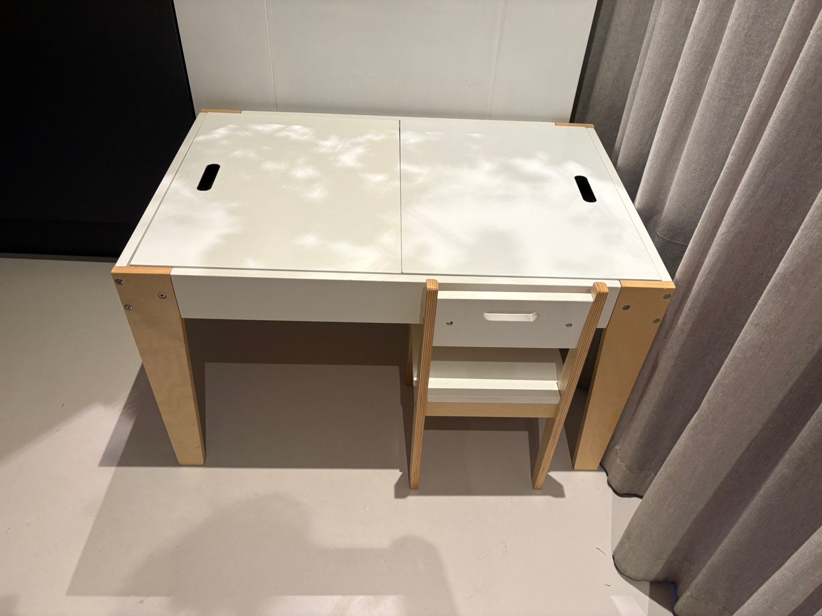 Kinder tekentafel met opbergruimte en 1 stoel, Ophalen of Verzenden, Gebruikt, Tafel(s) en Stoel(en)