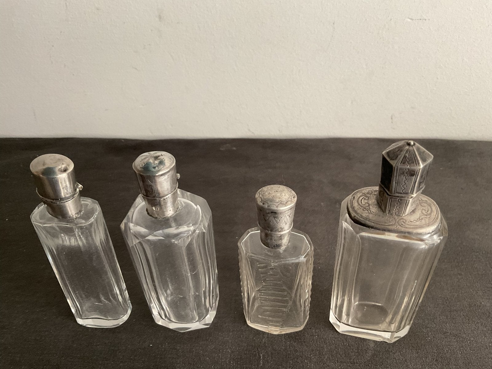 Antieke parfumflesjes met zilveren dop, Ophalen of Verzenden