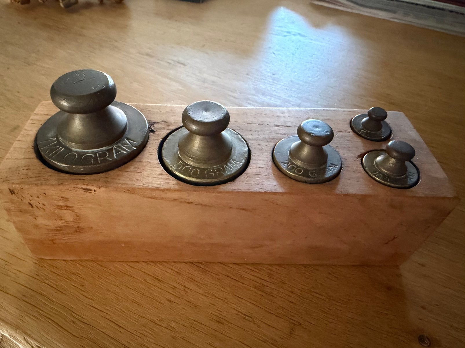 antieke set messing knopgewichten in houten blok (ca. 1914), Ophalen of Verzenden