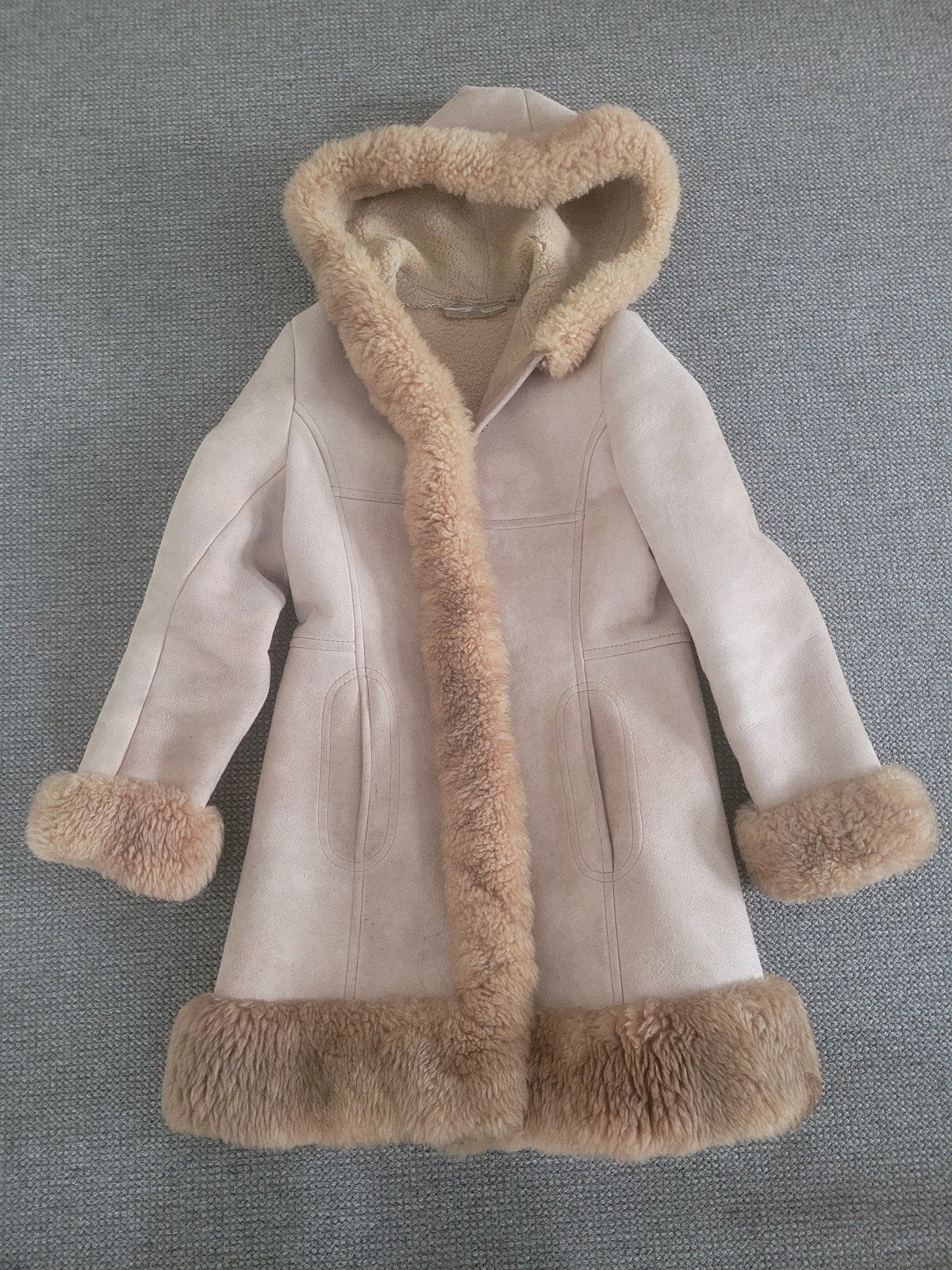 Beige jas met schapenvacht voering, Beige, Ophalen of Verzenden, Maat 36 (S), Gedragen
