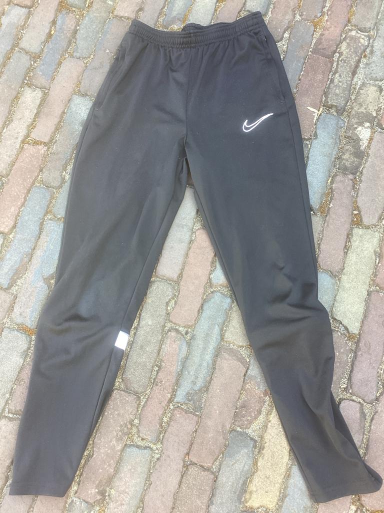 Zwarte Nike trainingsbroek maat 158, Ophalen of Verzenden, Zo goed als nieuw, Jongen of Meisje, Broek