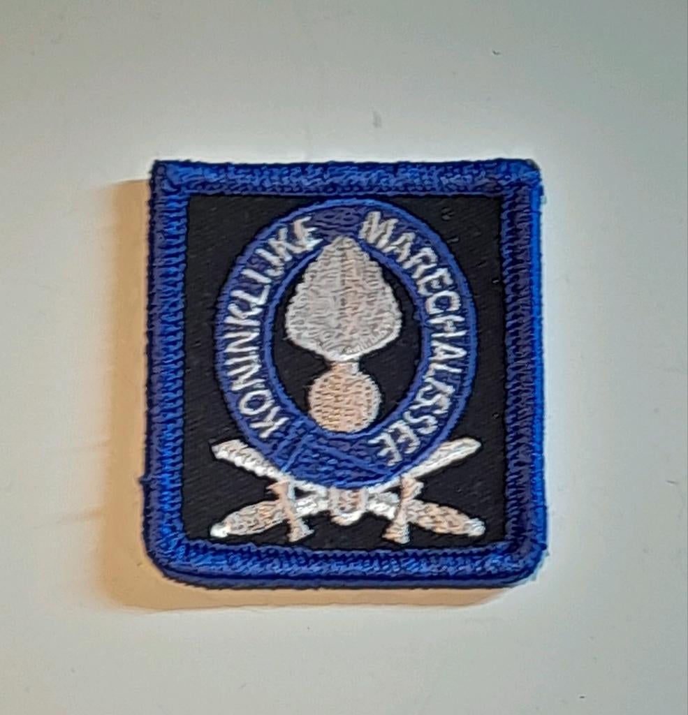 Borstembleem KMAR  met witte zwaarden, Verzamelen, Militaria | Algemeen, Ophalen of Verzenden, Landmacht, Nederland, Embleem of Badge
