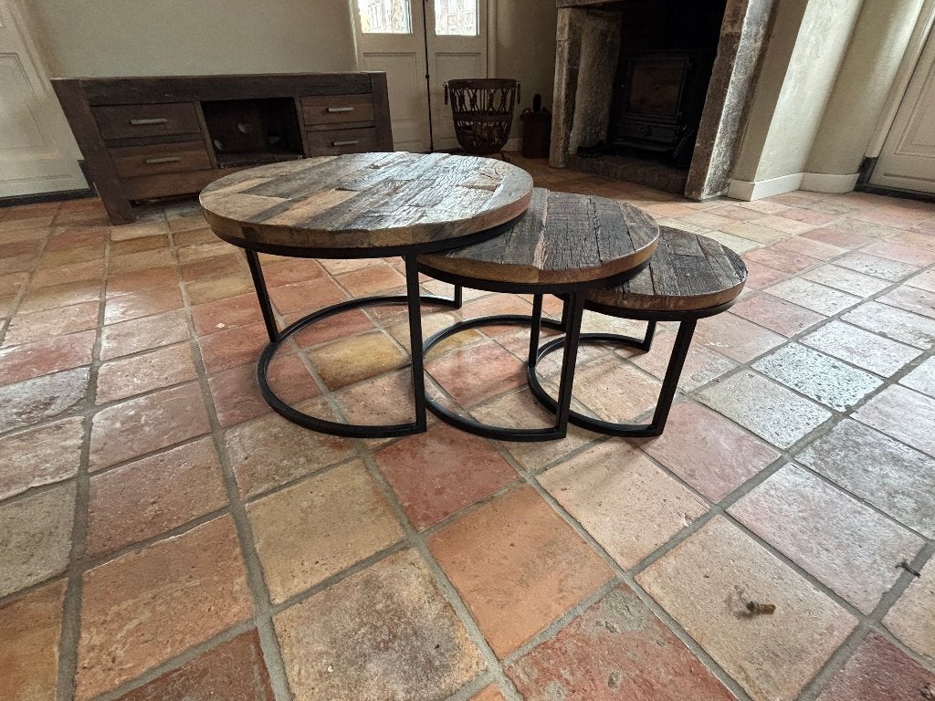 Set van 3 robuuste grof houten bijzettafels, Huis en Inrichting, Tafels | Bijzettafels, Ophalen, Minder dan 45 cm, Minder dan 55 cm