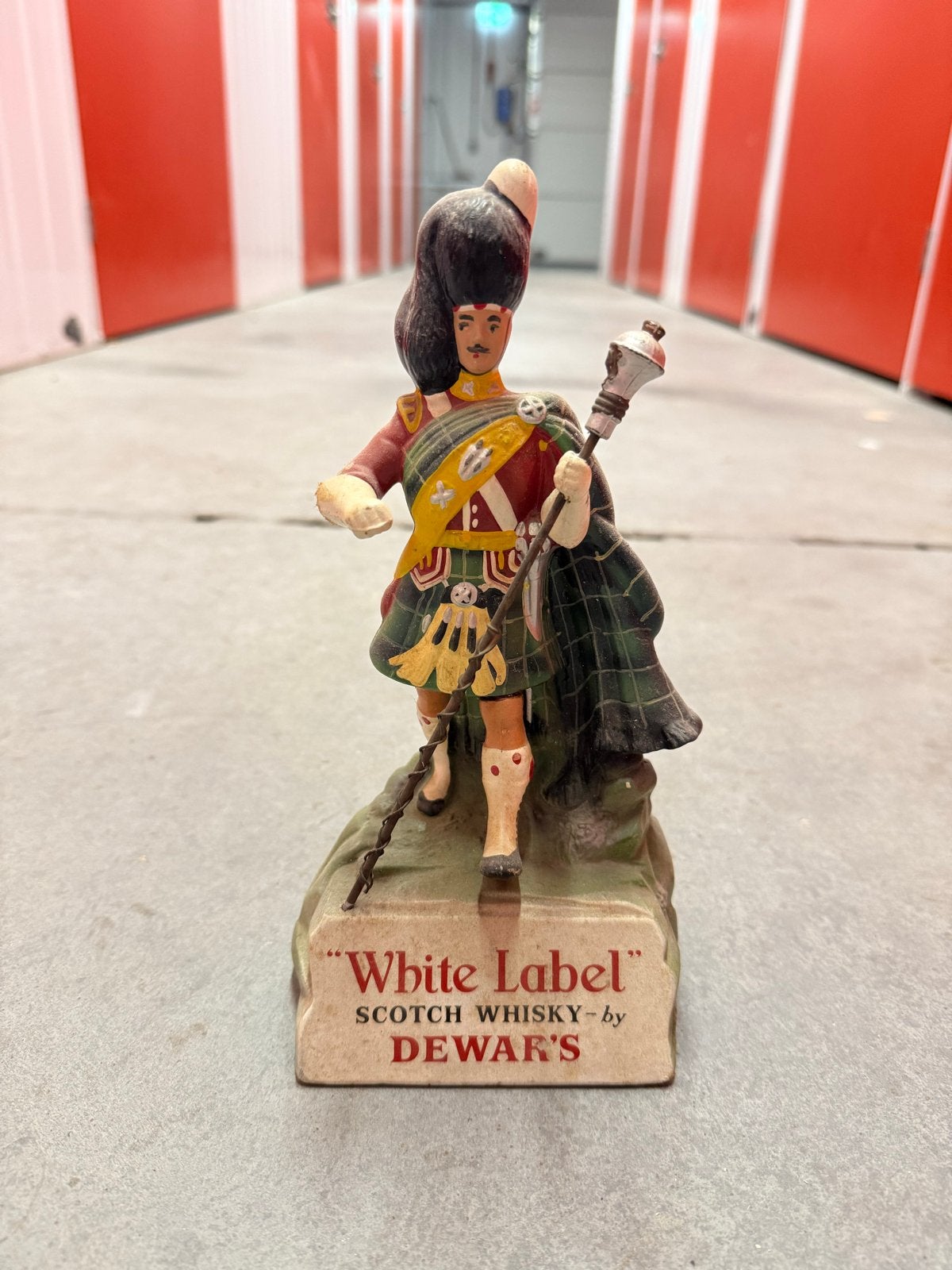 Dewar's White Label Scotch Whisky beeldje - Jaren '70, Ophalen of Verzenden, Gebruikt