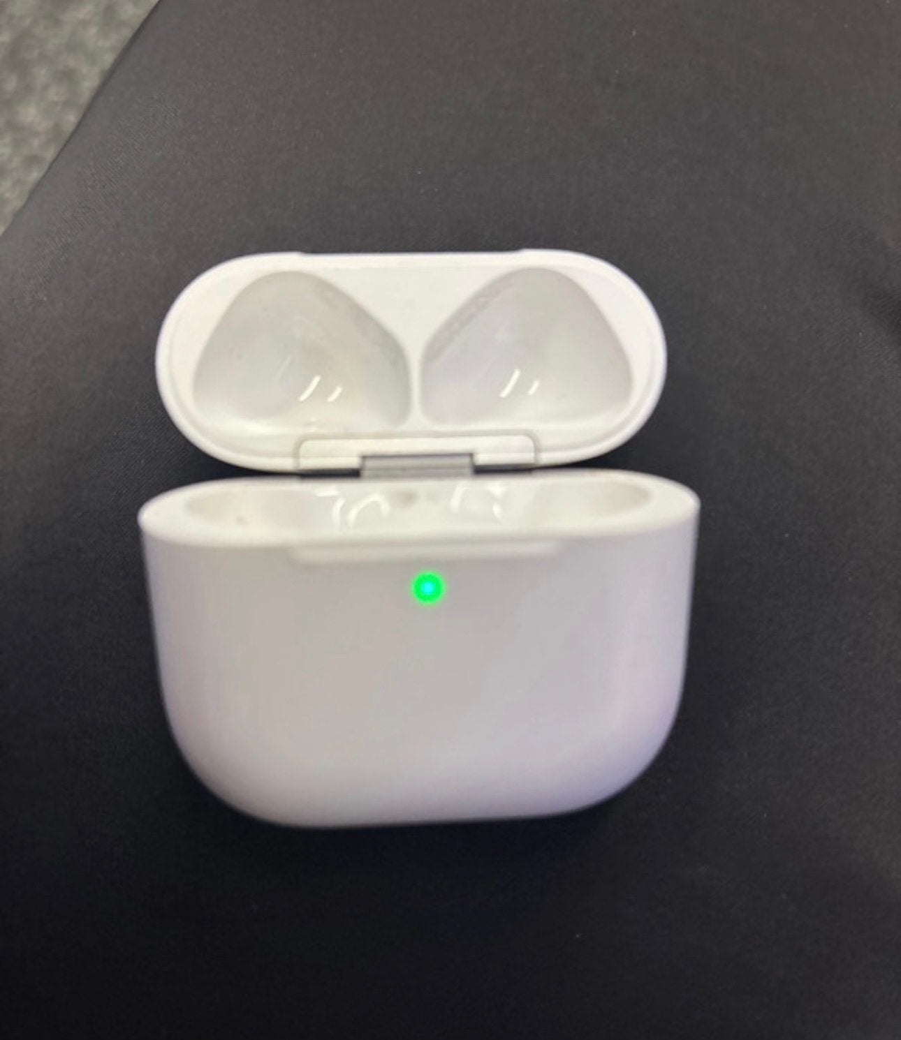 Airpods 4 A3058 EMC 8585 Charge Charging Case, Ophalen of Verzenden, Zo goed als nieuw, Apple, In oorschelp (earbud)
