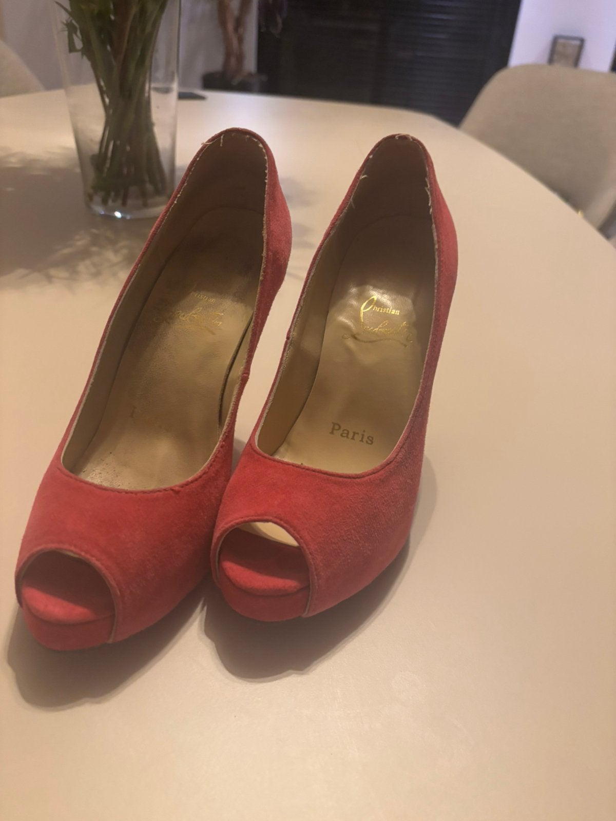 Suede peeptoe hakken pumps louboutin maat 38, Ophalen of Verzenden, Zo goed als nieuw, Roze