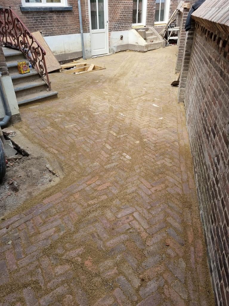 Foto 4 van Minigraver met machinist en bestratingen