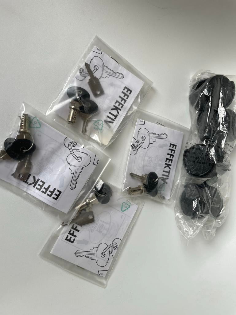 Ikea Effektiv, sloten en wieltjes (onderdelen voor de kast), Huis en Inrichting, Ophalen of Verzenden, Zo goed als nieuw