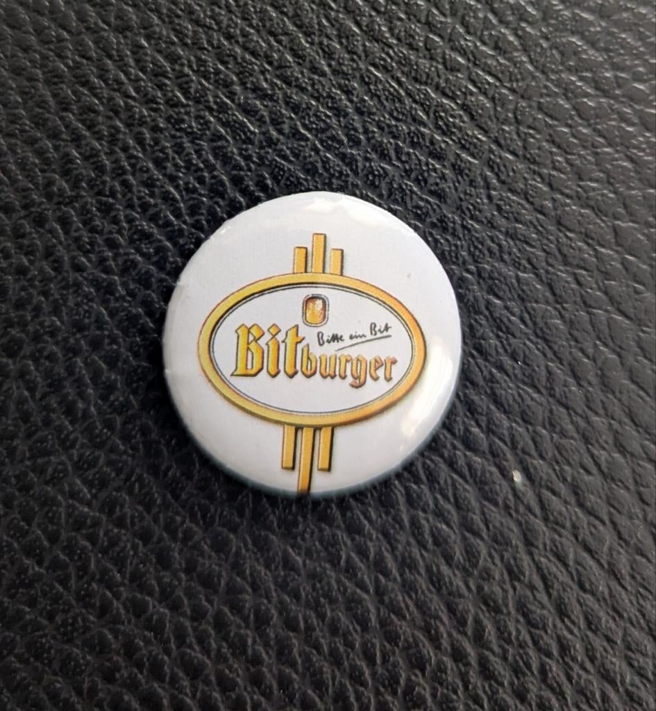 Bitburger Button Speldje Pin 25mm, Verzamelen, Biermerken, Ophalen of Verzenden, Nieuw, Overige typen, Overige merken