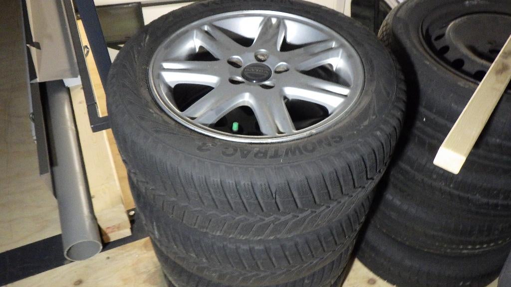 volvo v50 lichtmetalenvelgen met winterbanden, 16 inch, Banden en Velgen, 205 mm, Winterbanden