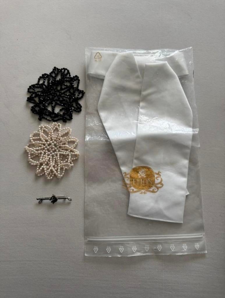 Wedstrijd set met plastron speld en haarnetjes paardrijden, Ophalen of Verzenden, Zo goed als nieuw, Zwart, Overige materialen