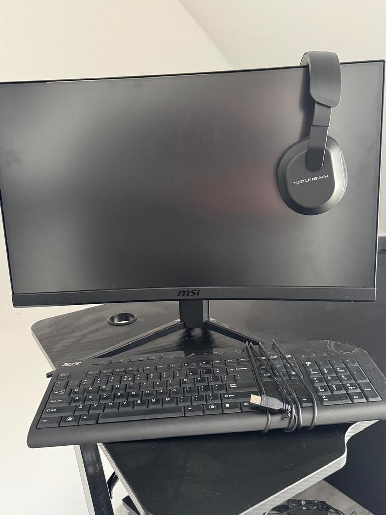 Gaming Setup: MSI Monitor, Bureau, Stoel & Headset, Computers en Software, Desktop Pc's, Gebruikt, Onbekend, HDD, 8 GB, Met videokaart
