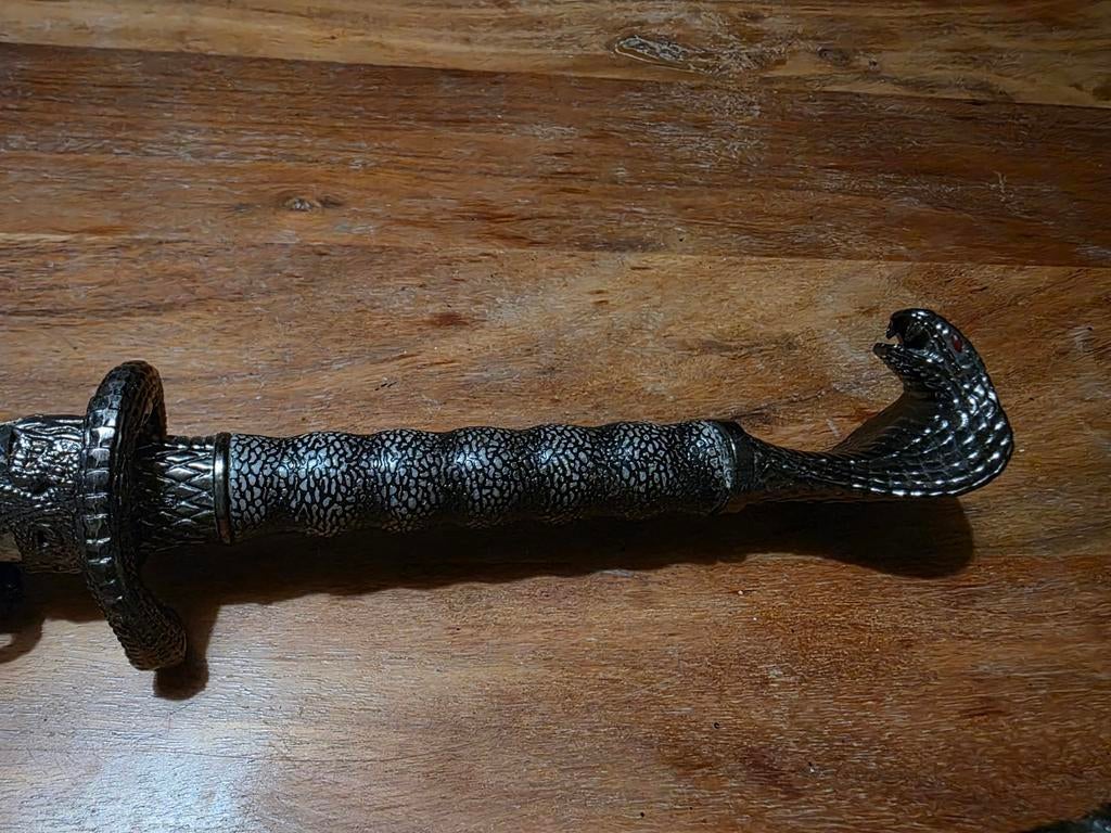 Sierzwaarden met slangen- en dinokop, Ophalen of Verzenden