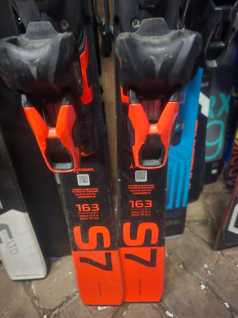 163cm ATOMIC REDSTER S7 WOODCORE TITANIUM, 160 tot 180 cm, Ophalen of Verzenden, Zo goed als nieuw, Carve