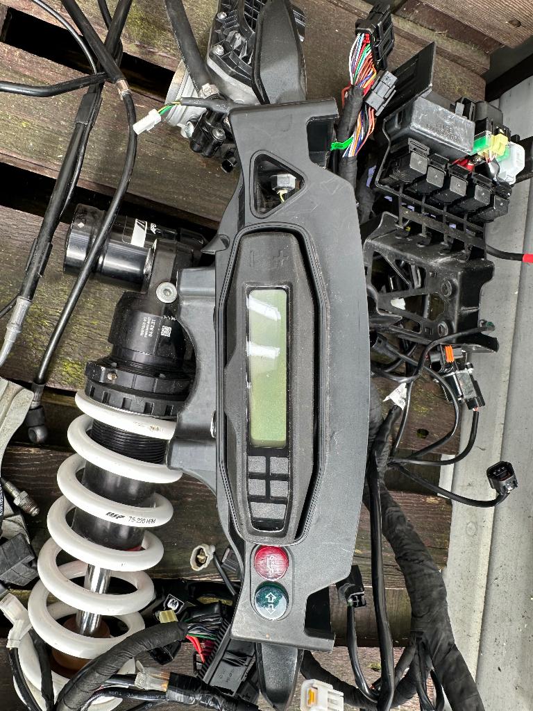 Husqvarna 701 / ktm 690 onderdelen, Ophalen of Verzenden, Zo goed als nieuw, Non-fictie