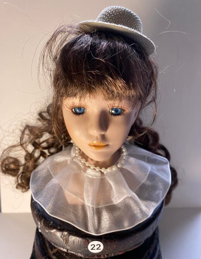 Mooi poppenhoofd met pruik hoed en met kraagje 11,5 cm, Verzamelen, Poppen, Nieuw, Ophalen of Verzenden, X, Pop
