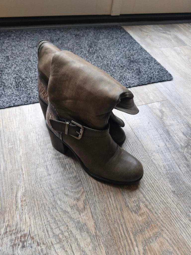 Mooie donkergroene dameslaarzen, Ophalen, Hoge laarzen, Bruin, Onbekend