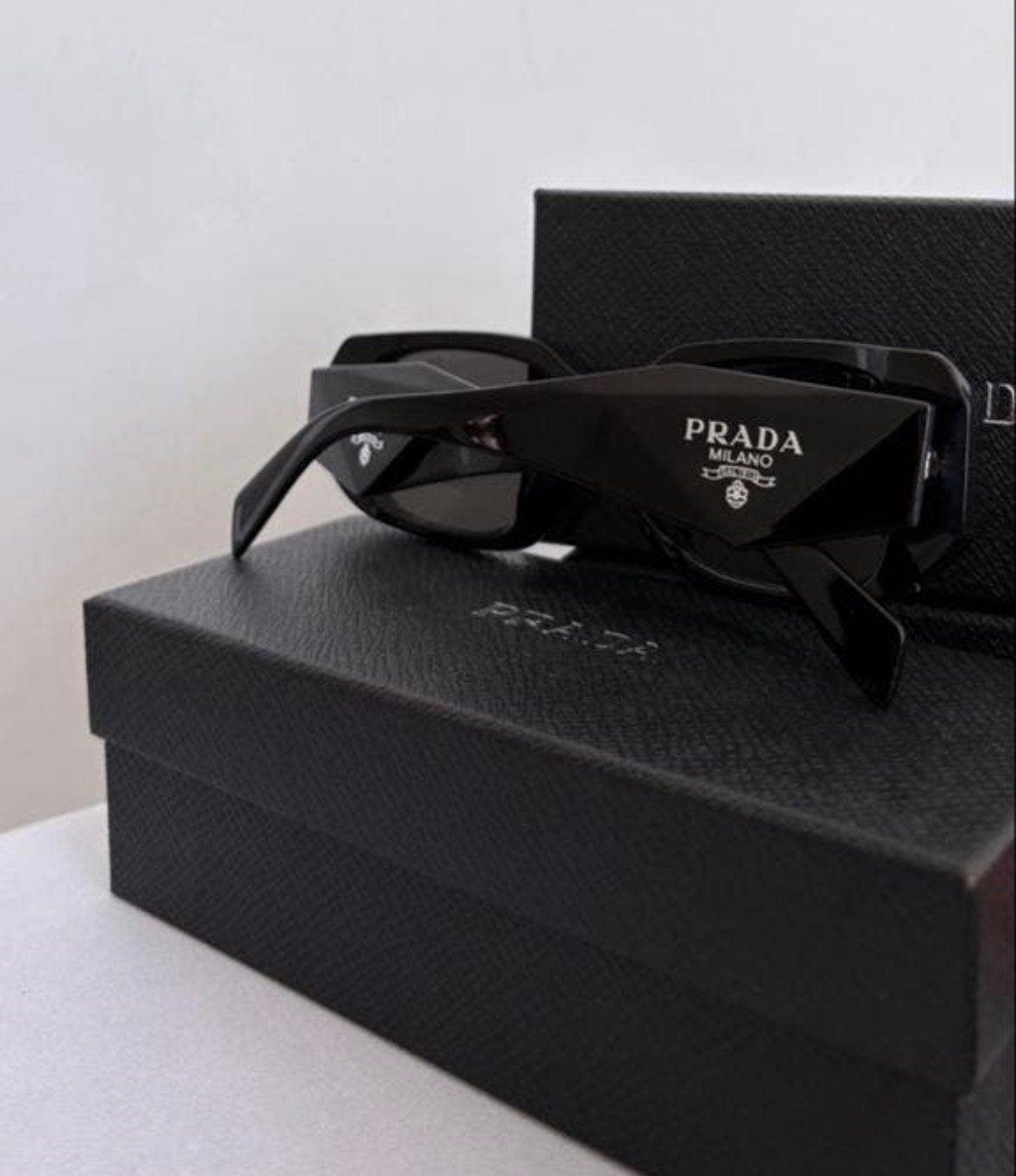 Prada zonnebril met hoes en koker unisex, Zonnebril, Prada, Zwart, Ophalen of Verzenden