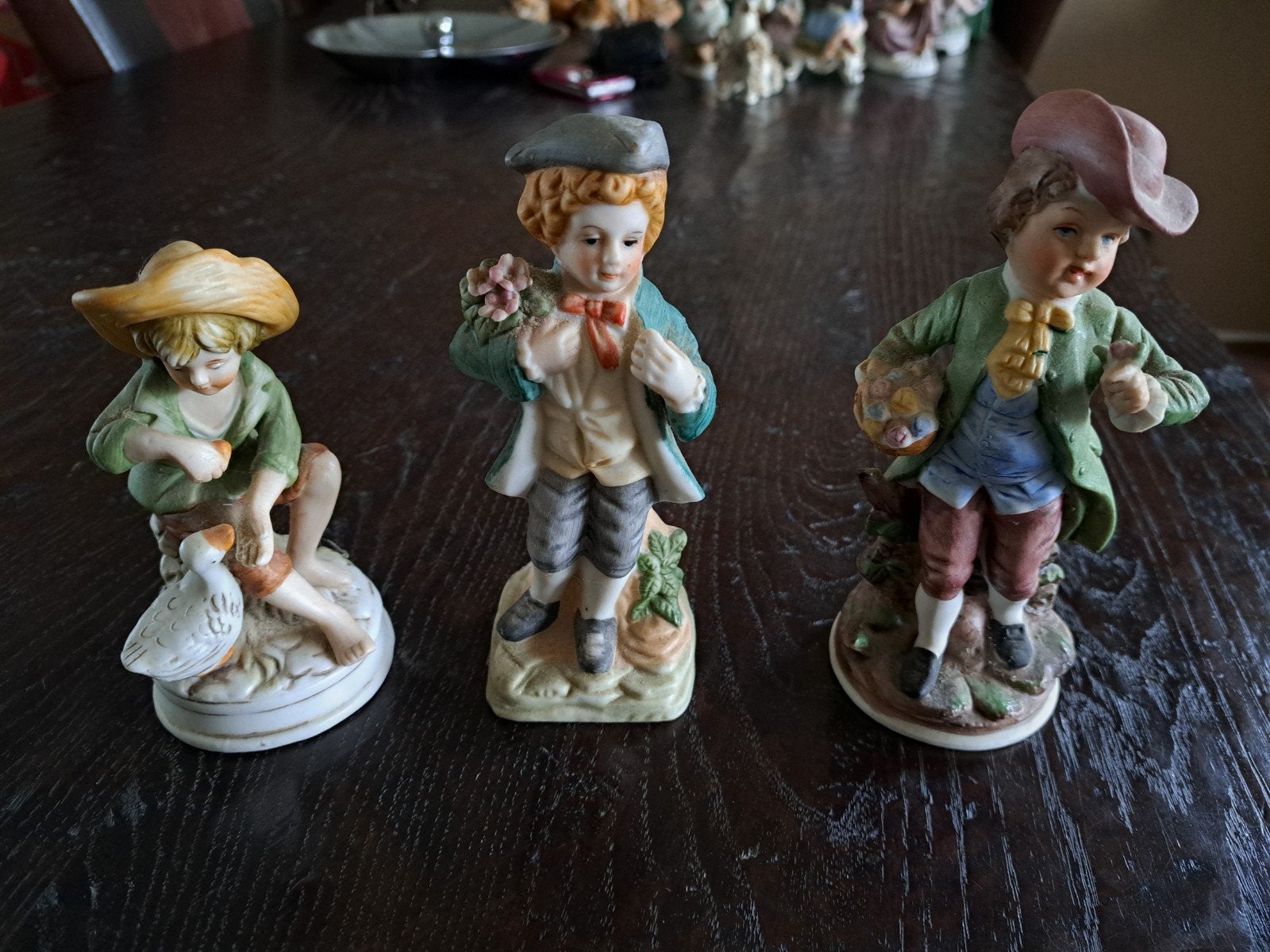 3 vintage porseleinen beeldjes – jongens met bloemen & vogel, Verzamelen, Ophalen, Zo goed als nieuw