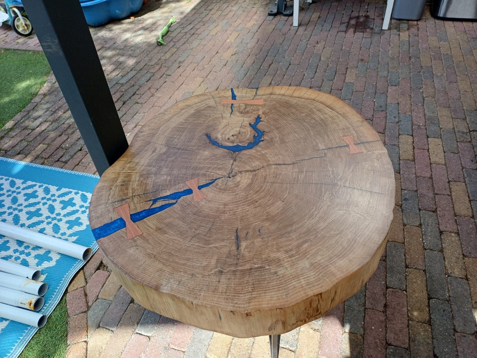 Unieke boomstam bijzettafel met epoxy en zwaluwstaarten, Ophalen, Minder dan 45 cm, Rond, Zo goed als nieuw