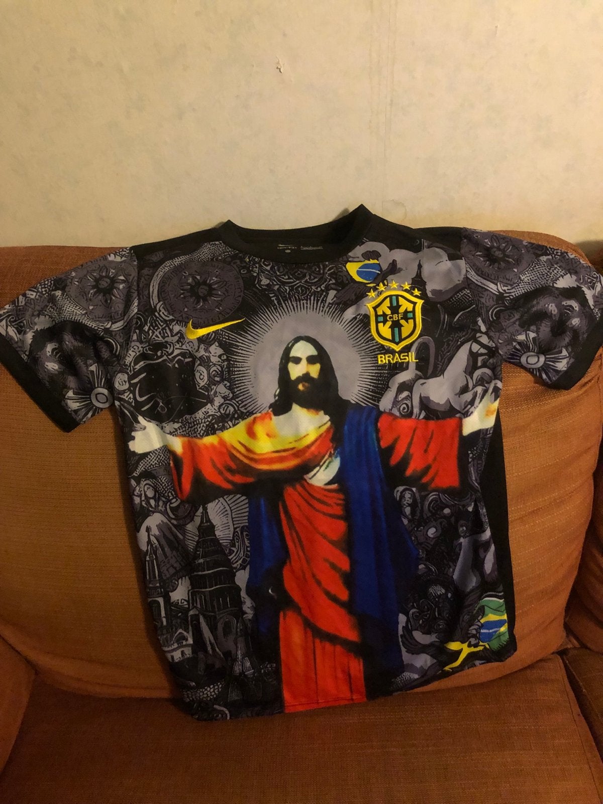 Uniek Brazilië voetbalshirt met Jezus print - Maat S, Ophalen of Verzenden, Zo goed als nieuw, Maat 46 (S) of kleiner, Meerkleurig