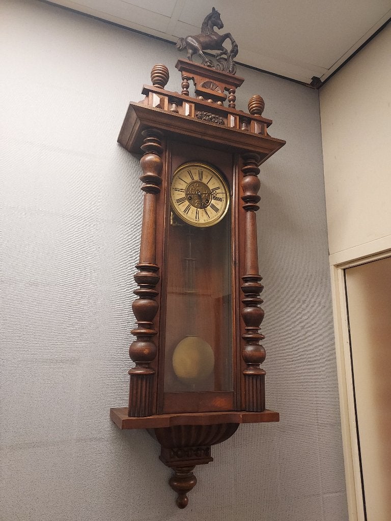 Antieke paardjesregulateur in hoge kast, groot model., Antiek en Kunst, Ophalen