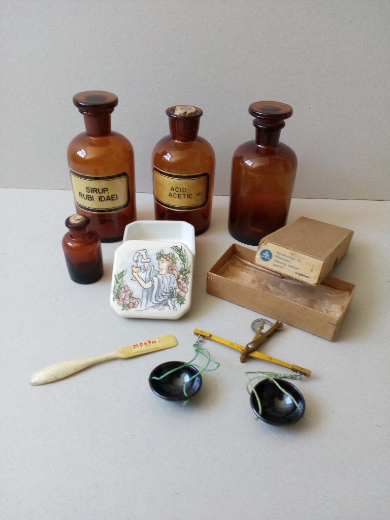 Apothekersflesjes/schaaltje/weegschaaltje.Prijs verschillend, Ophalen of Verzenden