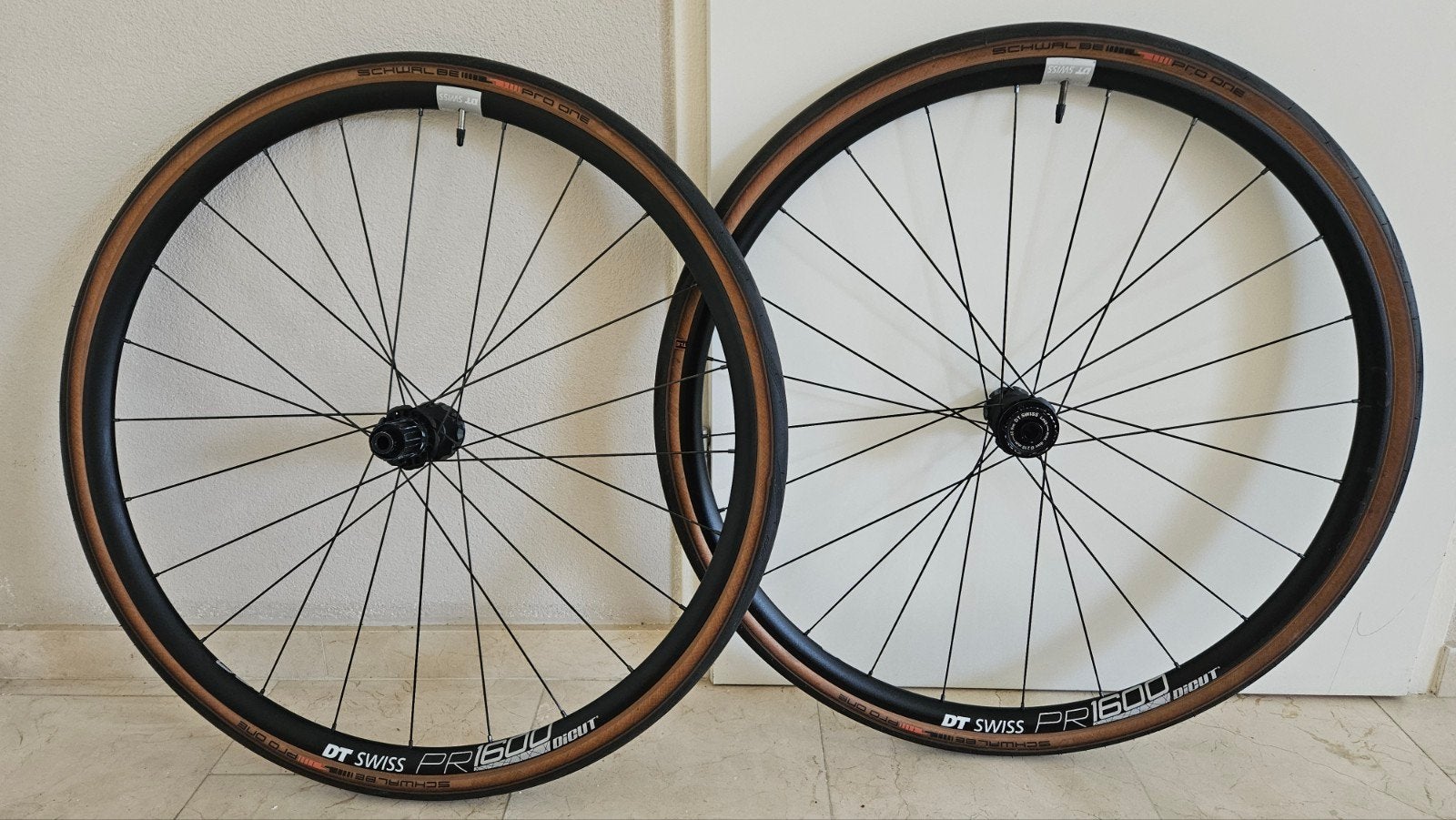 DT Swiss PR 1600 DICUT Wielset met Schwalbe Pro One banden, Fietsen en Brommers, Ophalen