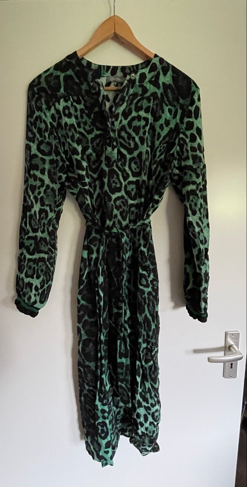Geisha jurk met groene luipaardprint - Maat 42/44 (L), Maat 42/44 (L), Ophalen of Verzenden, Zo goed als nieuw, Knielengte