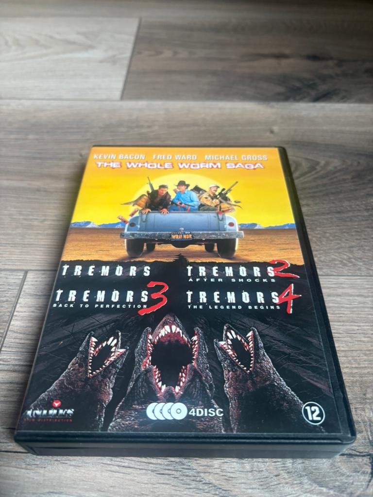 Tremors Saga Pack deel 1,2,3en 4 nederlandse uitgave, Alle leeftijden, Ophalen of Verzenden, Zo goed als nieuw, Overige genres