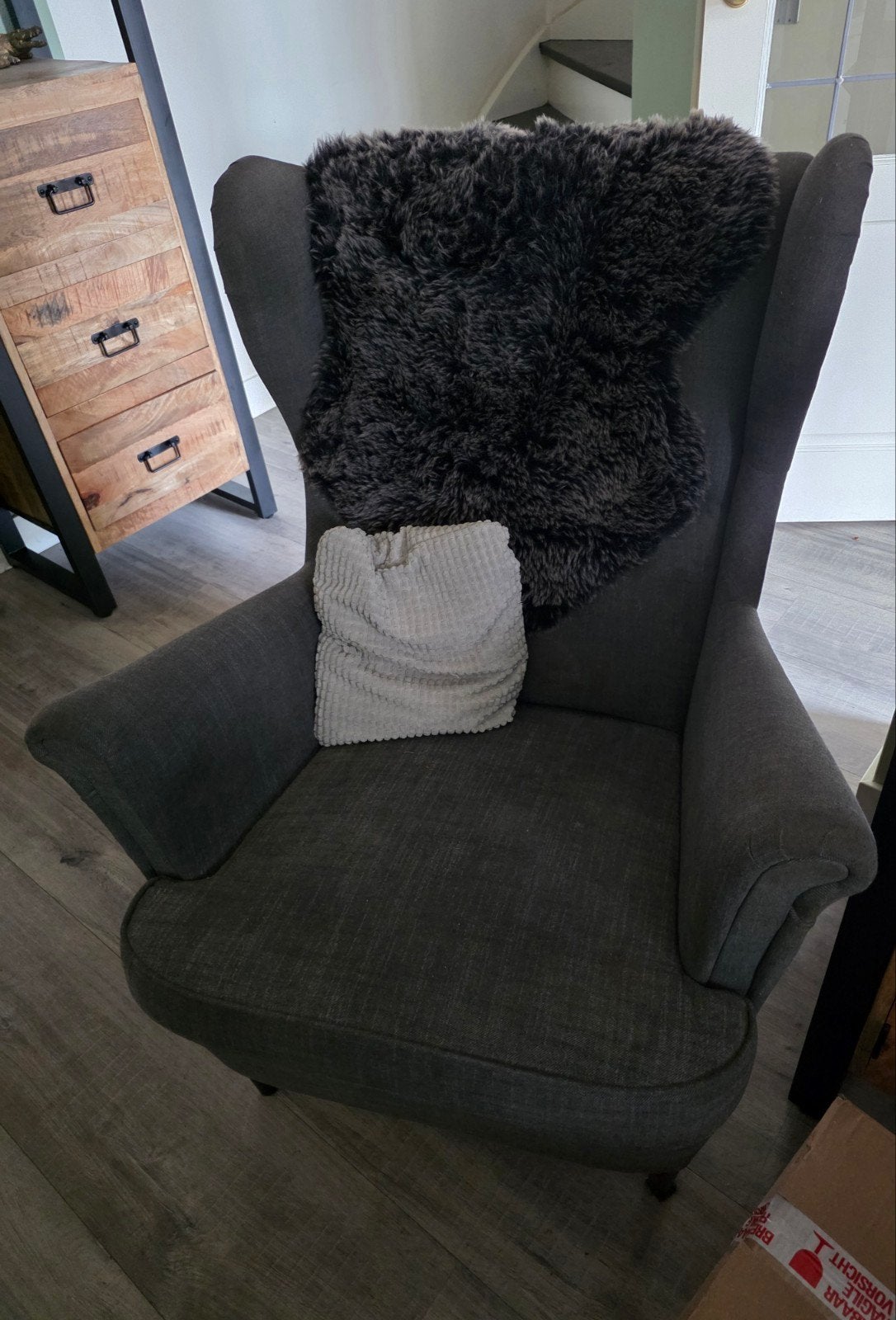 Comfortabele grijze fauteuil met hoge rugleuning, Ophalen, Gebruikt, Klassiek, Comfortabel, 75 tot 100 cm