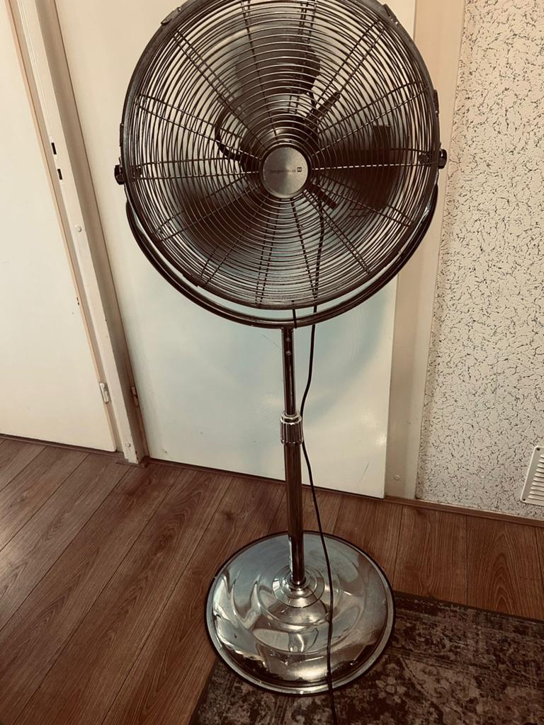 Goedewerkende staande metalen ventilator, Ophalen, Gebruikt