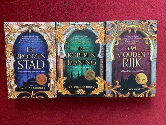 S.A. CHAKRABORTY DAEVABAD DE COMPLETE TRILOGIE IN ZEER GOEDE, Boeken, Fantasy, Ophalen of Verzenden, Zo goed als nieuw