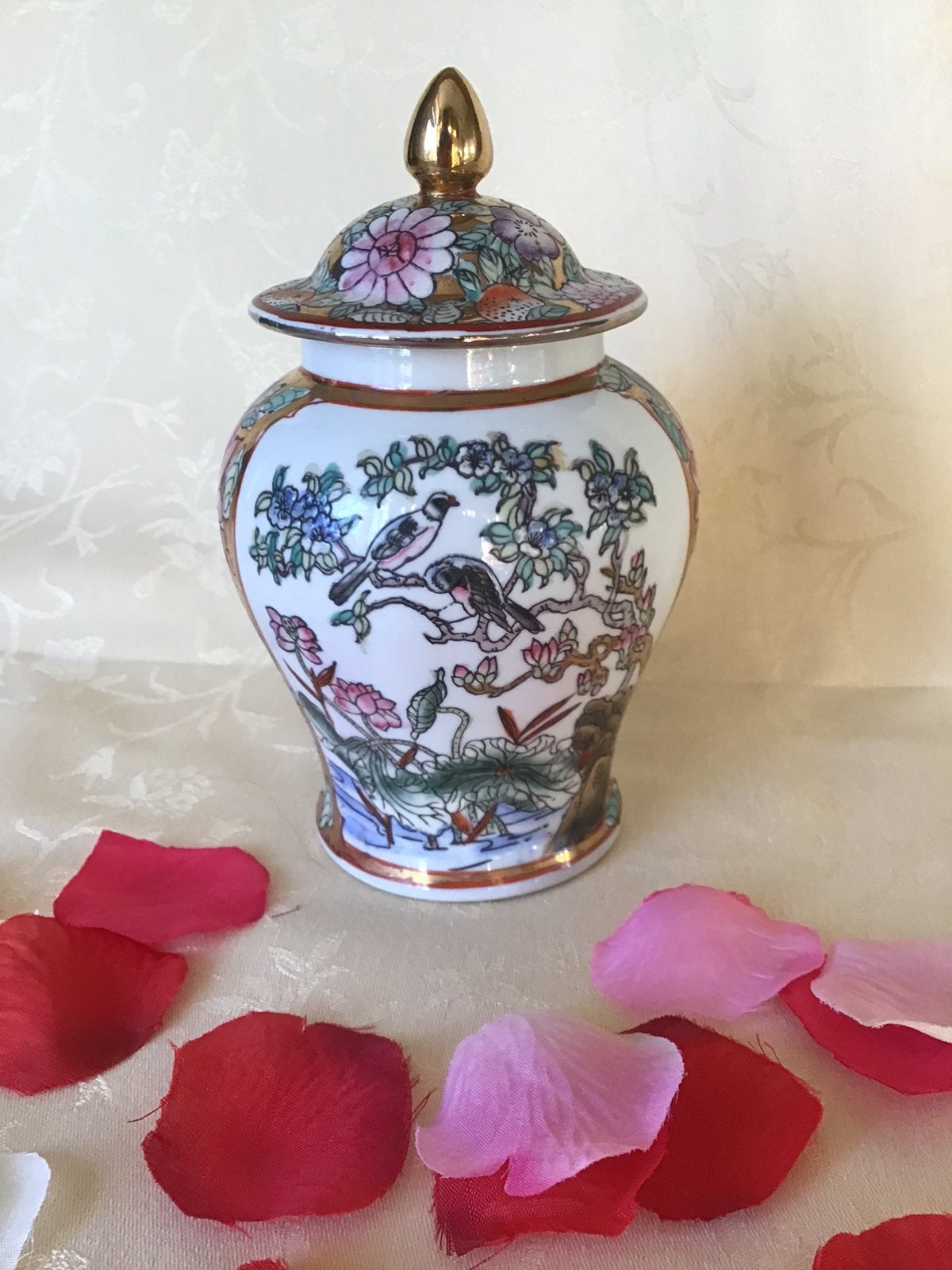 Handbeschilderd porseleinen dekselvaasje. Chinees, Antiek en Kunst, Antiek | Porselein, Ophalen of Verzenden