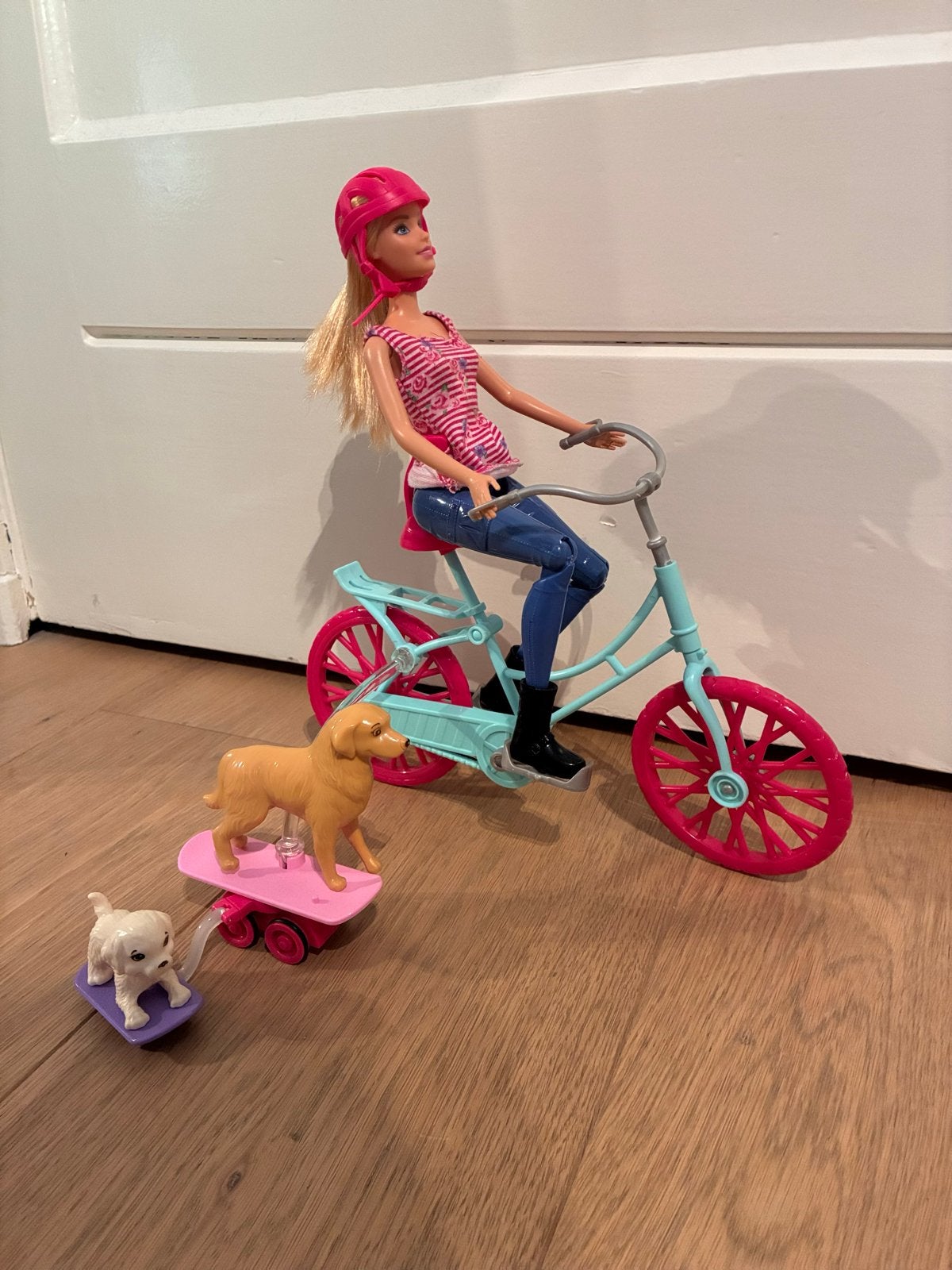 Barbie met fiets en twee honden op skateboards, Ophalen of Verzenden, Gebruikt, Barbie