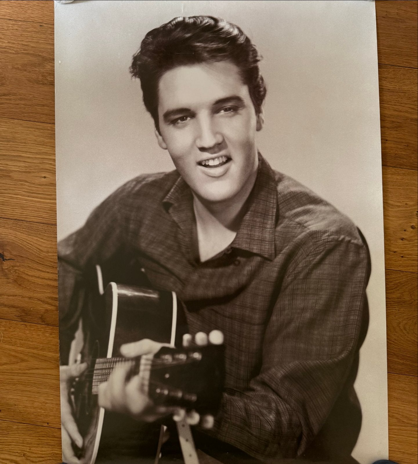 Elvis Presley Poster - Zwart-wit foto met gitaar, Ophalen, Zo goed als nieuw, Foto of Poster, 75 – 100