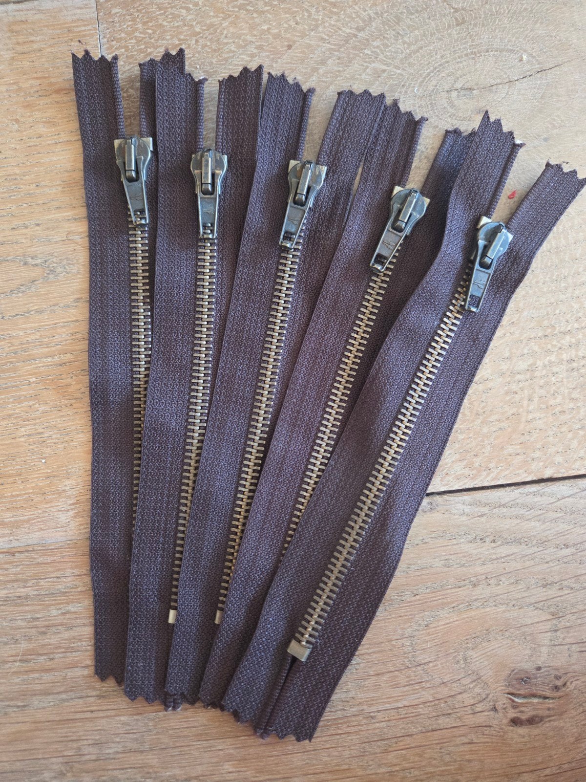 Partij van 50 bruine ritsen - ongeveer 14cm, Hobby en Vrije tijd, Naaien en Fournituren, Ophalen of Verzenden, Nieuw, Rits of Sluiting