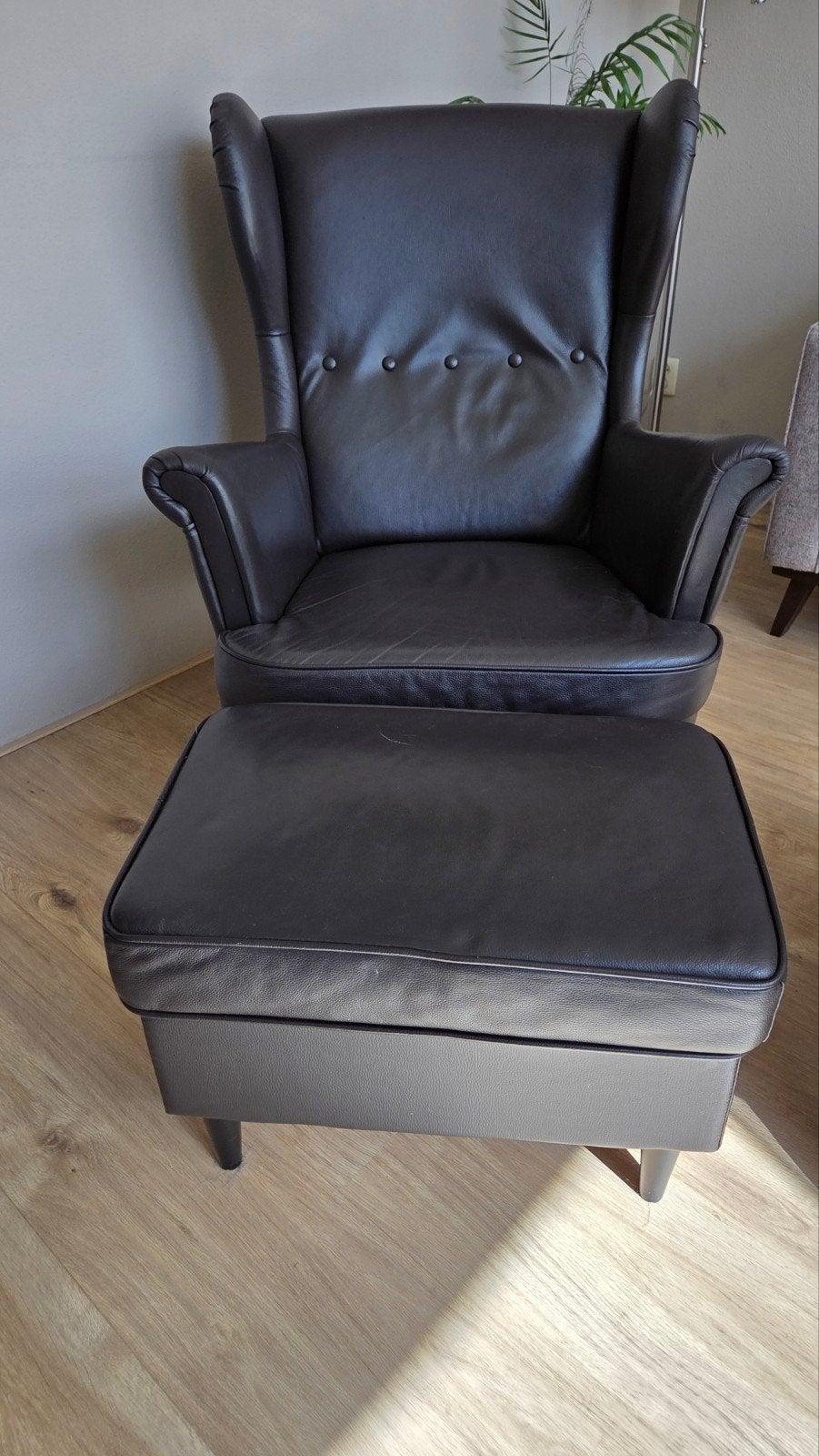 Oorfauteuil Ikea leren uitvoering bruin met voetenbank, Ophalen, 75 tot 100 cm, Minder dan 50 cm