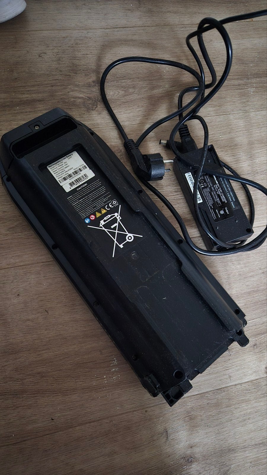 Uart YJ1921005 E-bike accu en lader - Uitstekende staat, Fietsen en Brommers, Fietsaccessoires | Fietsaccu's, Ophalen of Verzenden