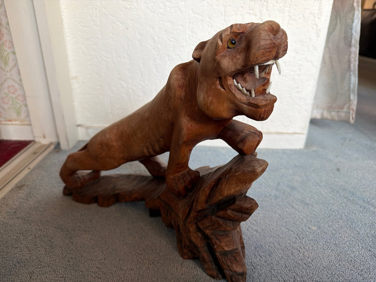 Uniek handgesneden houten sabeltandtijger beeld, Ophalen of Verzenden, 20 - 50 cm, Beeld, Hout