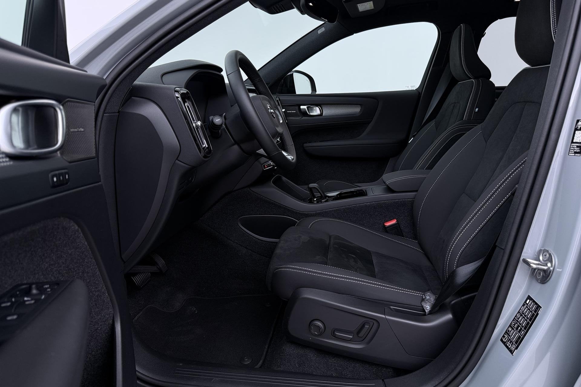 Volvo EX40 Single Motor Extended Range Plus Black Edition |, Automaat, Gebruikt, 252 pk, 1975 kg
