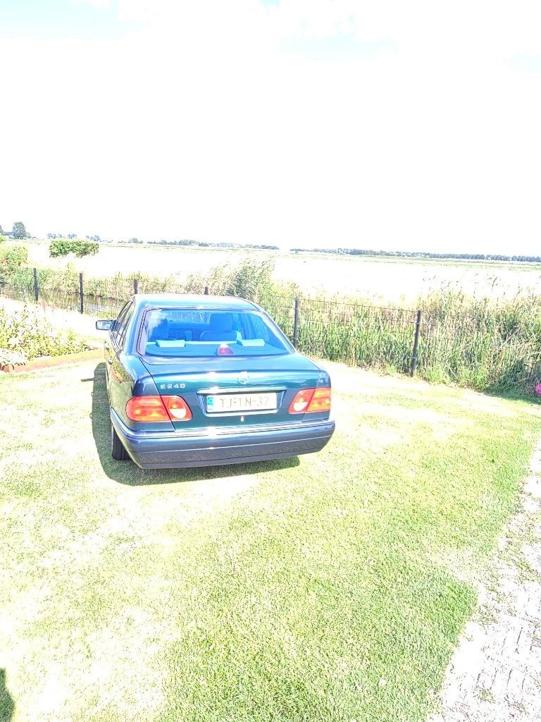 Mercedes-Benz E-Klasse 2.4 E240 Sedan Classic AUT 1998 Groen, Auto's, Automaat, Achterwielaandrijving, Particulier, 2398 cc