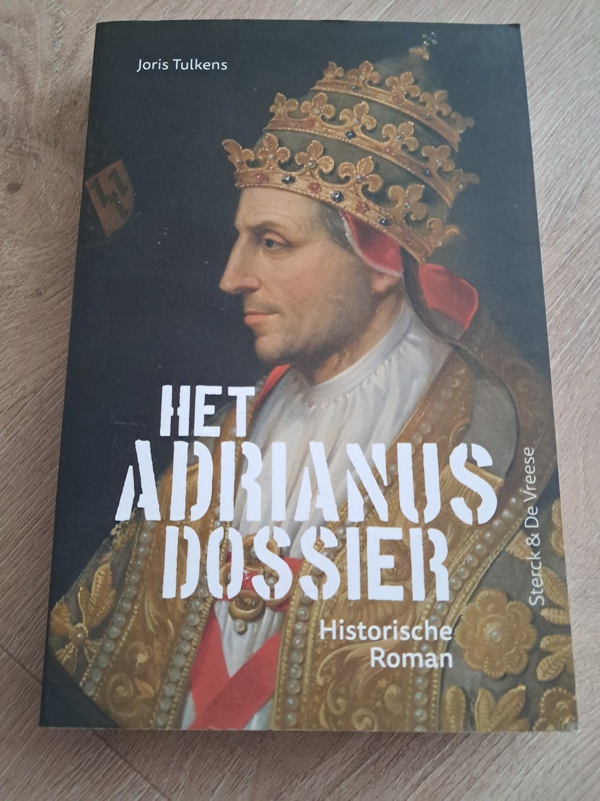 Joris Tulkens - Het Adrianus-dossier, Ophalen of Verzenden, Zo goed als nieuw, Joris Tulkens
