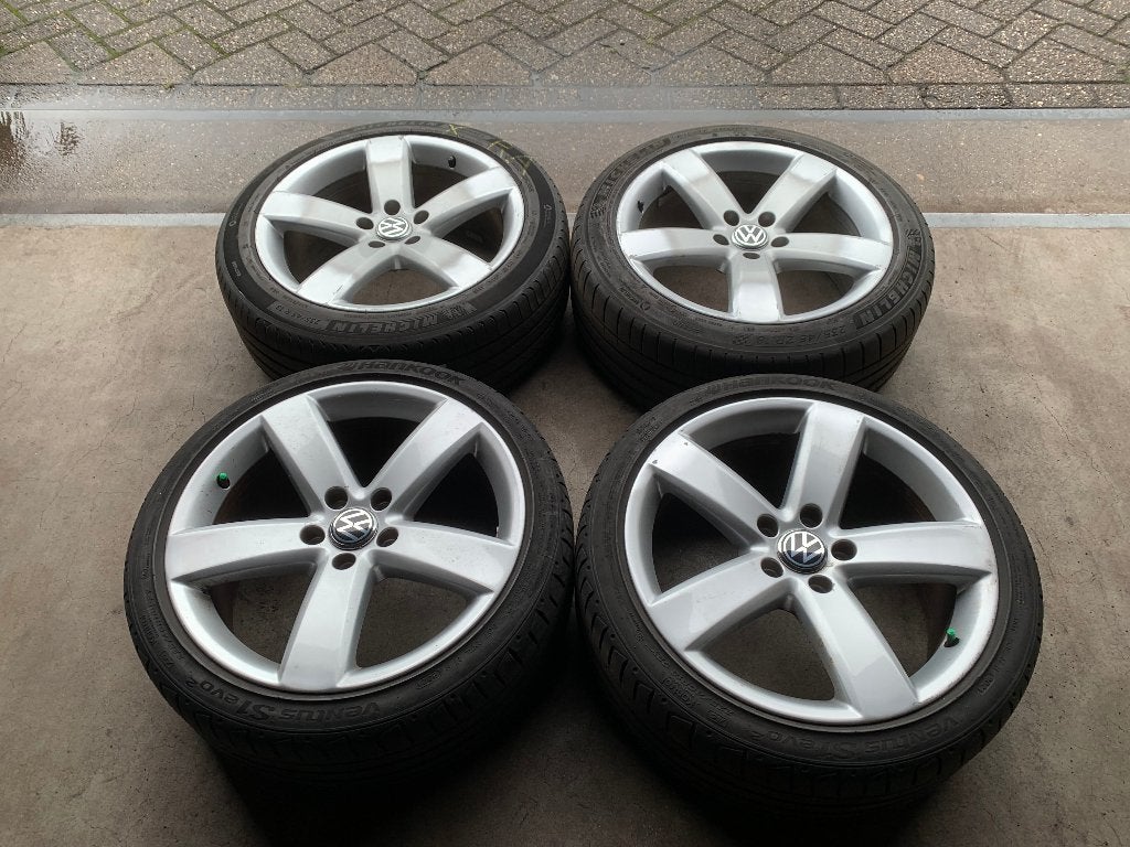 OEM VW GOLF CADDY PASSAT DAYTONA VELGEN + BANDEN 235 40 R18, 18 inch, Gebruikt, ., Banden en Velgen