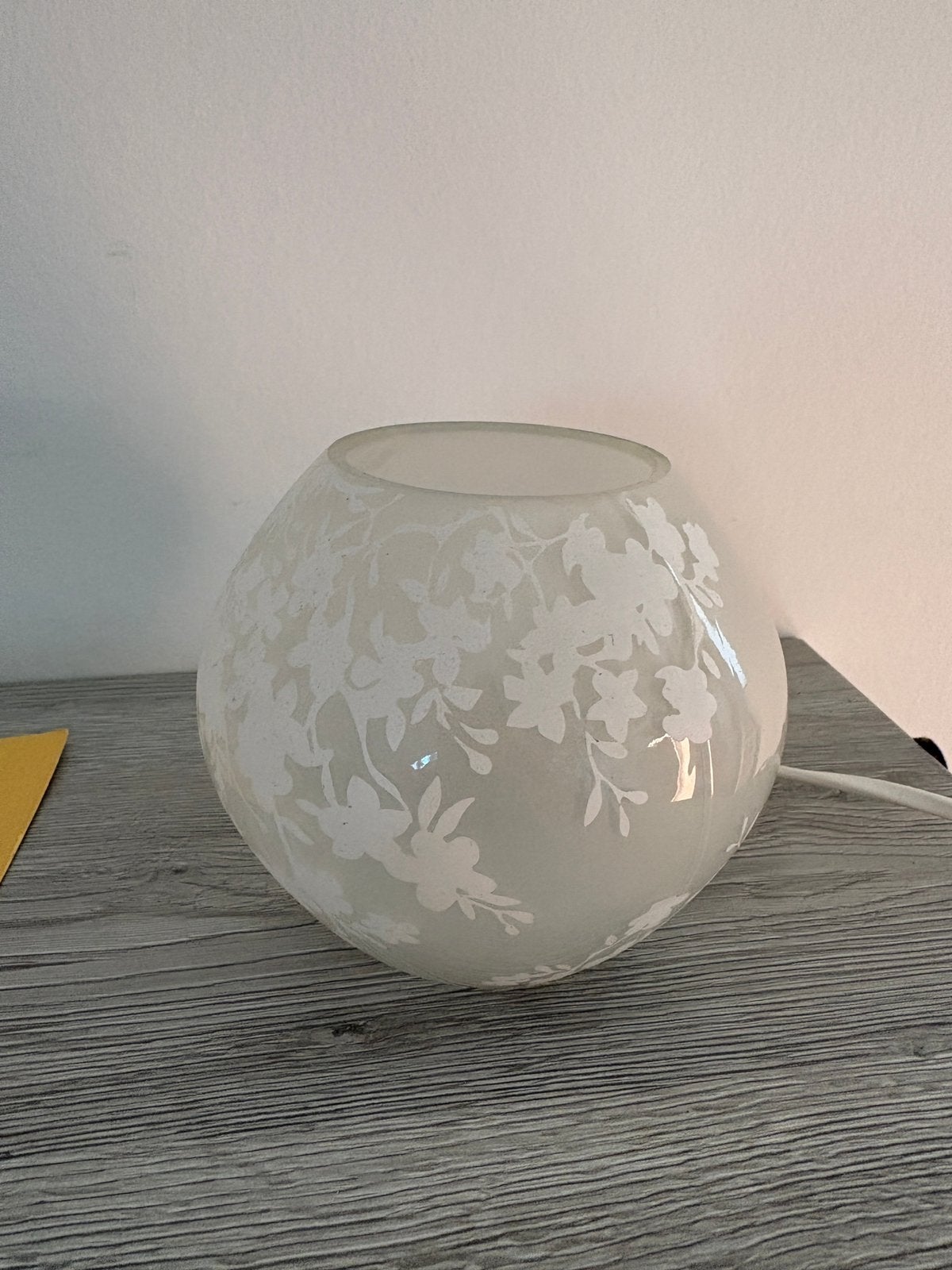 Tafellampje met melkglas en witte bloemen Ikea, 11 cm, Met schakelaar, Scandinavisch, Wit