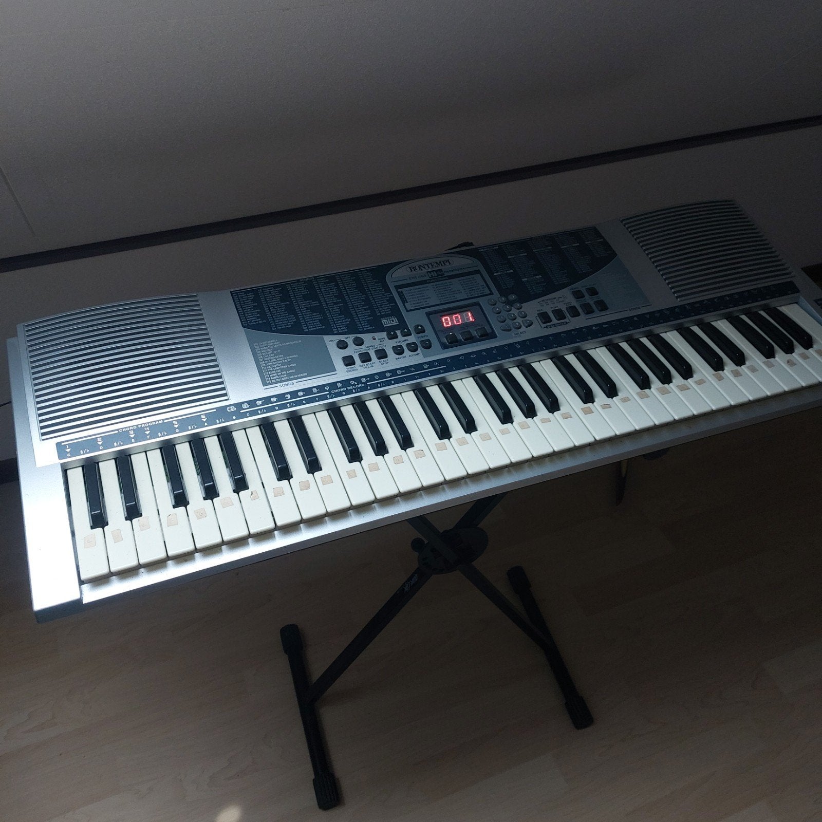 Elektrisch keyboard met standaard en koptelefoonaansluiting, Ophalen, Gebruikt, 61 toetsen, Met standaard