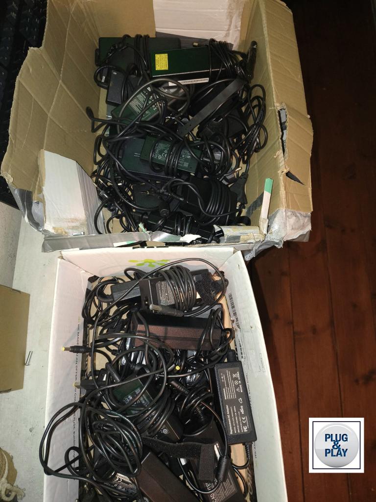 25 stuks laptop adapters <> Koopje, Computers en Software, Laptop-opladers, Zo goed als nieuw, Ophalen